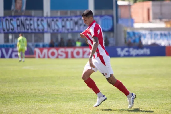 Así fue el gol de Pablo Hernández para San Martín, el ex Atlético Tucumán lo festejó besándose el escudo