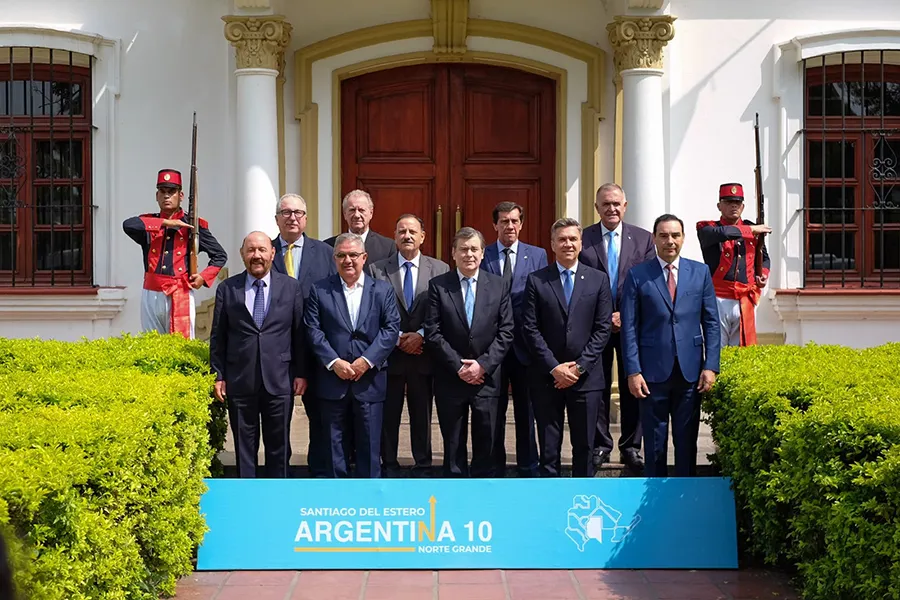 EN SANTIAGO. Gobernadores de la región posan durante la cumbre. 