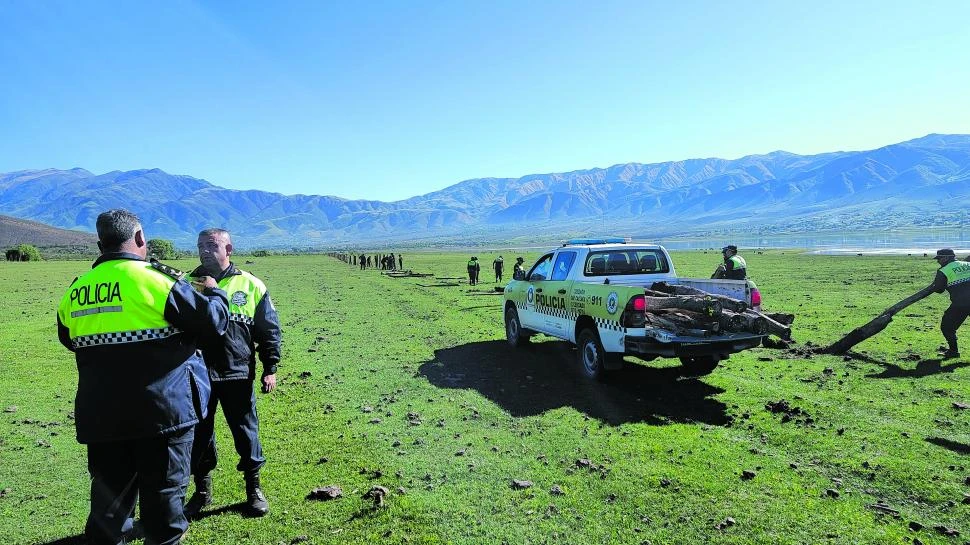 ARDUA TAREA. Los policías retiraron centenares de postes.