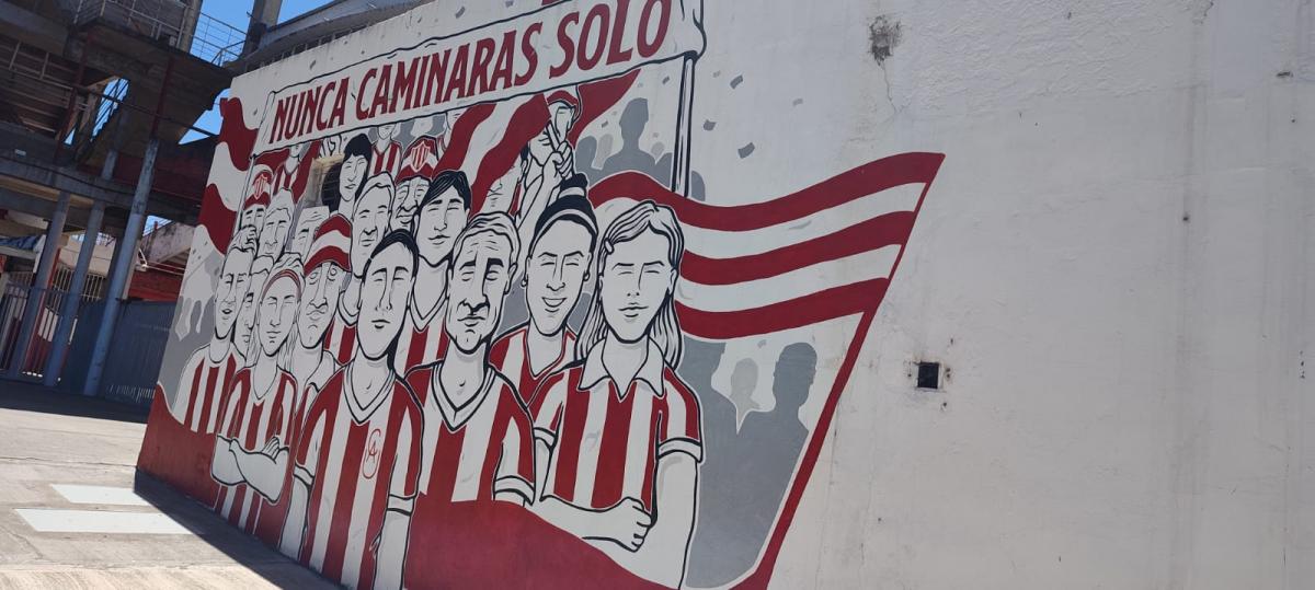 MURALES. Los al rededores del Estadio esta plagado de pintadas. 