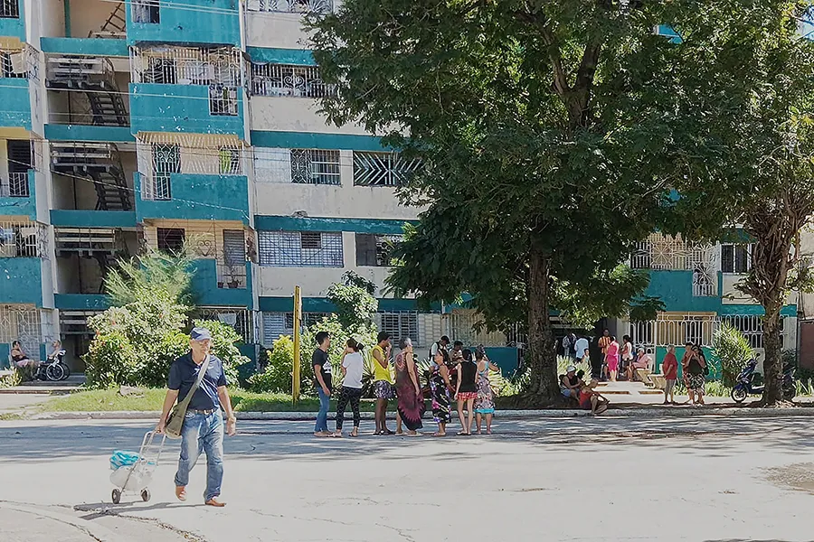 AFUERA. En Bayamo, salieron a la calle cuando todo empezó el temblor.