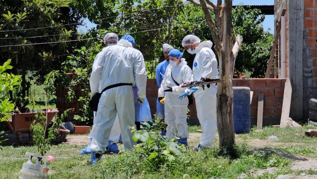 PRUEBAS. Los investigadores analizan la escena en la que se habría desencadenado el suceso.