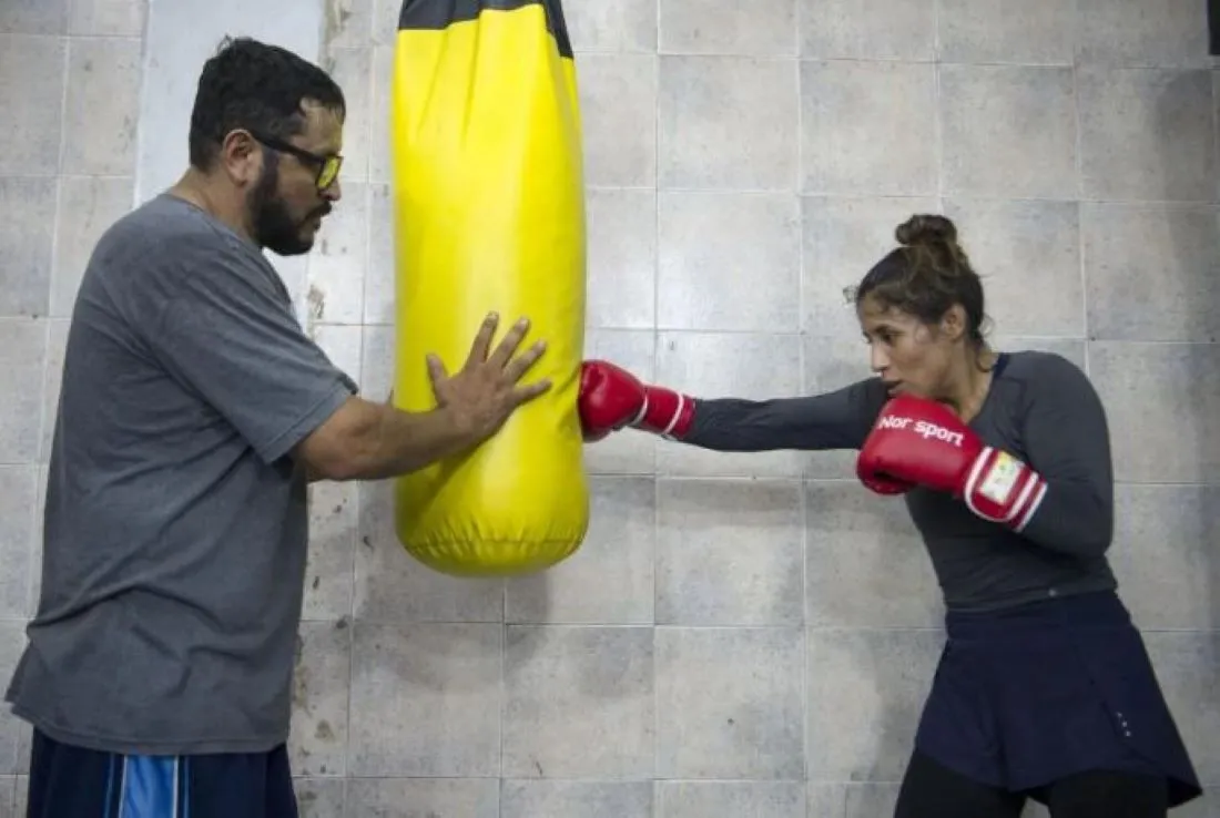 SU GRAN REFERENTE. Lucrecia se entrena bajo la atenta mirada de su papá, Gavino Armando. El ex boxeador, que llegó a ser campeón amateur, es un espejo en el que “La Turquita” se mira para crecer. LA GACETA / FOTOS DE DIEGO ÁRAOZ