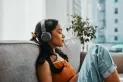 Las razones por las que escuchamos siempre la misma canción, según la psicología