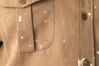 El truco infalible para sacar las manchas de lavandina de la ropa