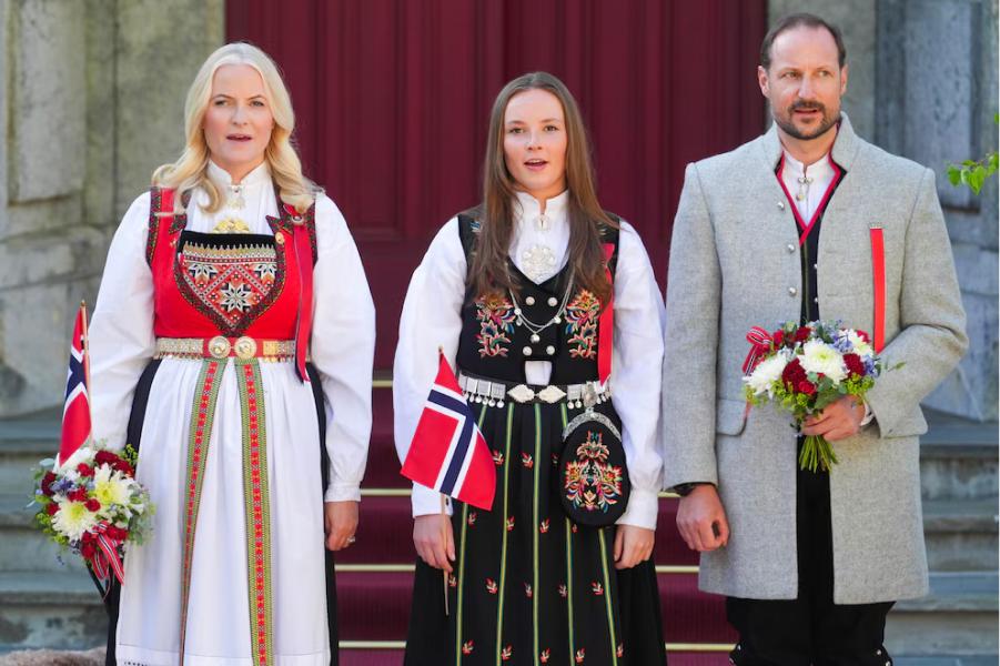 Ingrid Alexandra de Noruega cumpliendo con deberes en un día festivo de su reino.