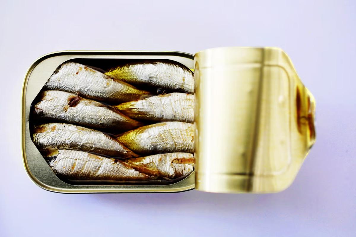 Las sardinas enlatadas son un excelente snack para incorporar entre comidas. 