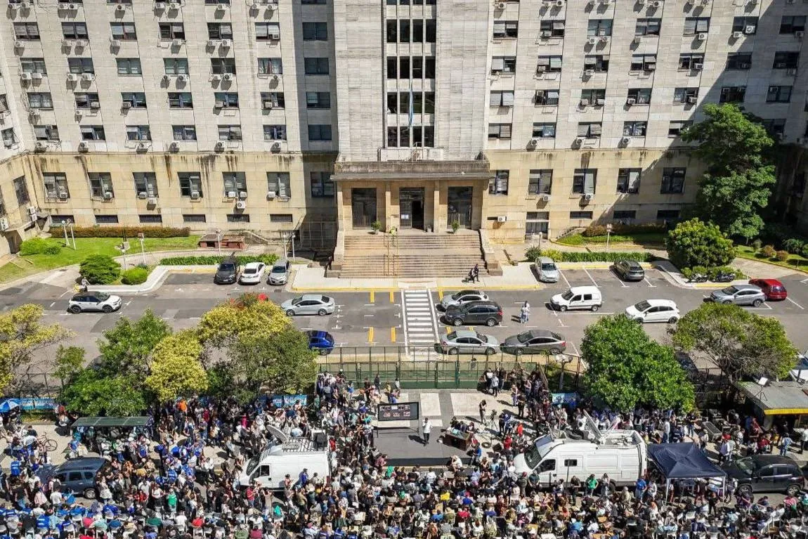 Militantes se movilizaron para respaldar a Cristina Kirchner. FOTO X @la_campora