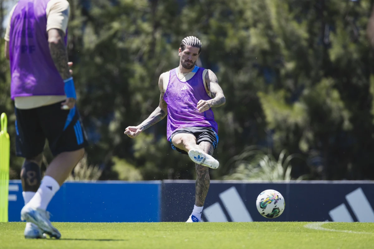 EN ACCIÓN. Rodrigo De Paul sería titular contra Paraguay, en el estadio Defensores del Chaco.