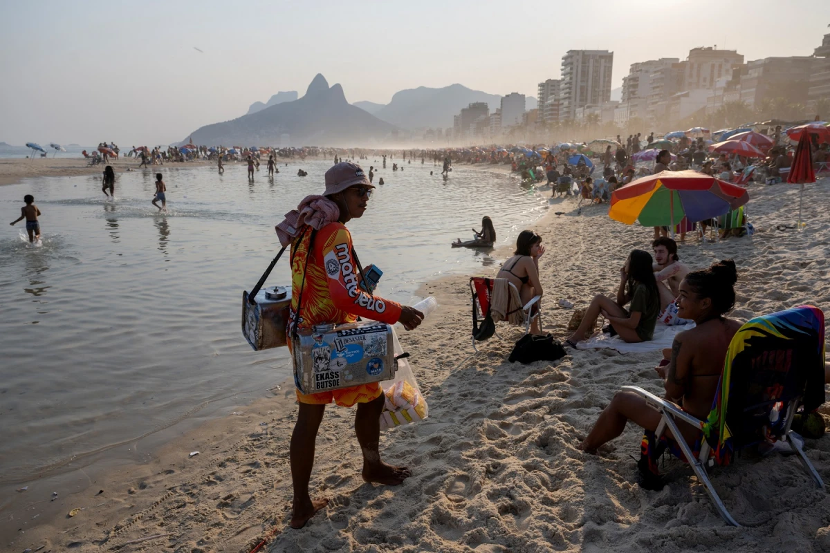 RIO DE JANEIRO. Las playas cariocas son una tentación para los argentinos. AFP