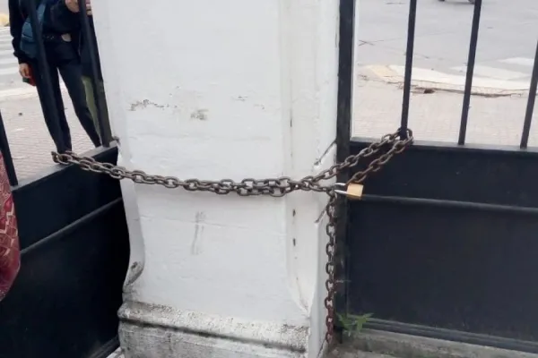 Pusieron cadenas a las puertas de la Facultad de Artes, pero para mantenerlas abiertas