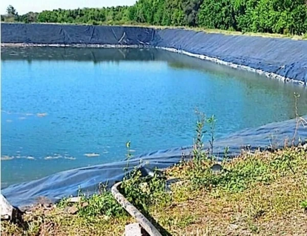 RESERVORIO DE AGUA. En una finca construyeron una laguna artificial.