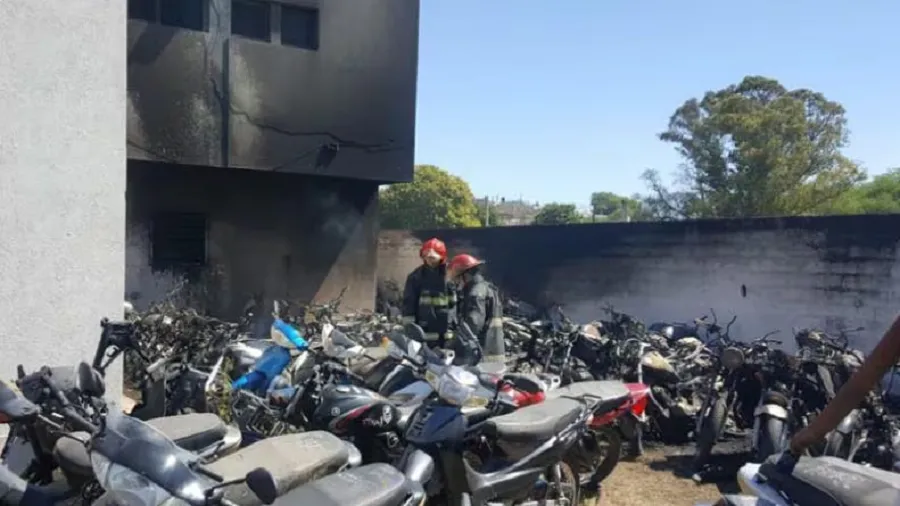 Córdoba: comenzó el juicio contra los policías que hicieron un asado y, sin querer, quemaron 79 motos en la comisaría