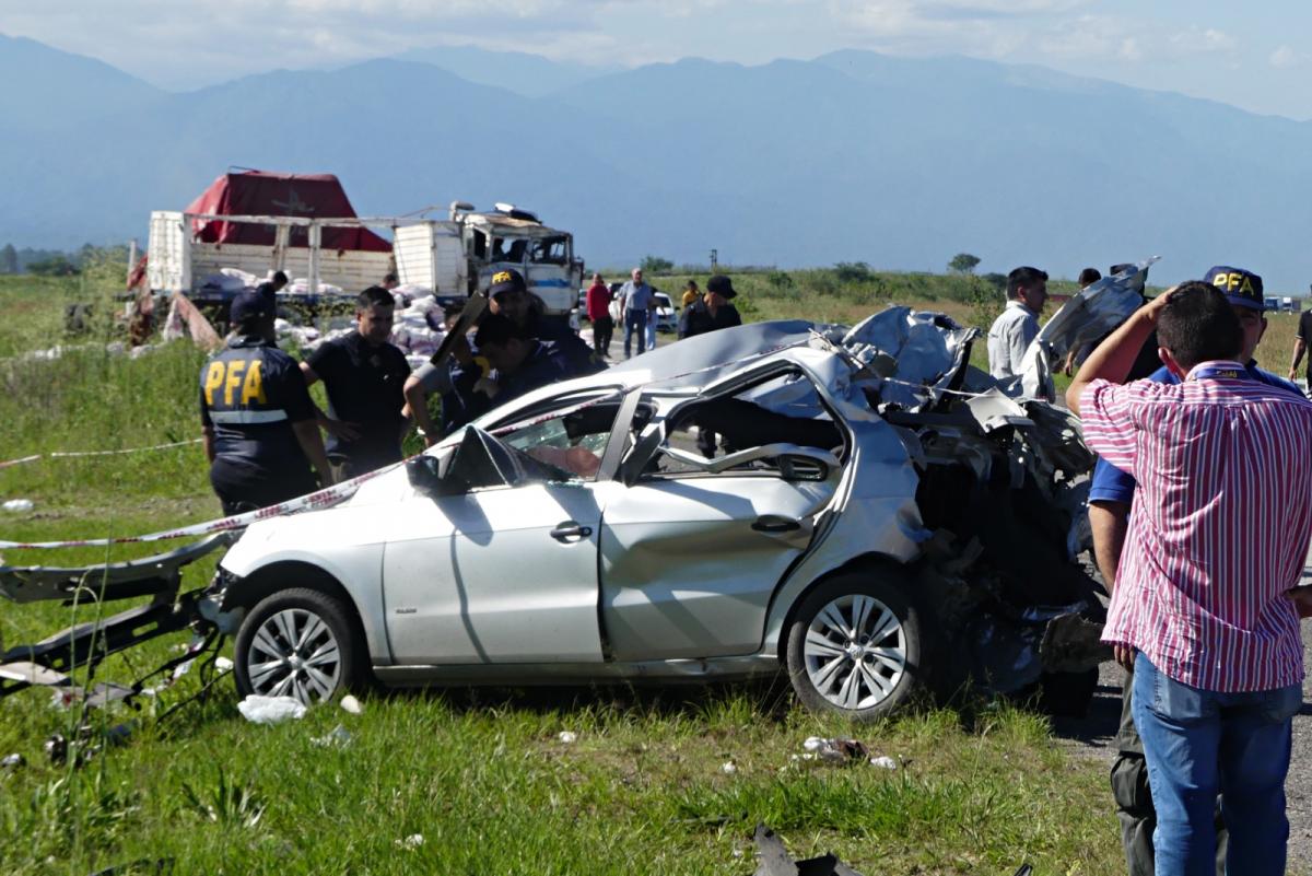 Chocaron un camión con azúcar y un auto en la ruta 38: un hombre murió y otro resultó herido