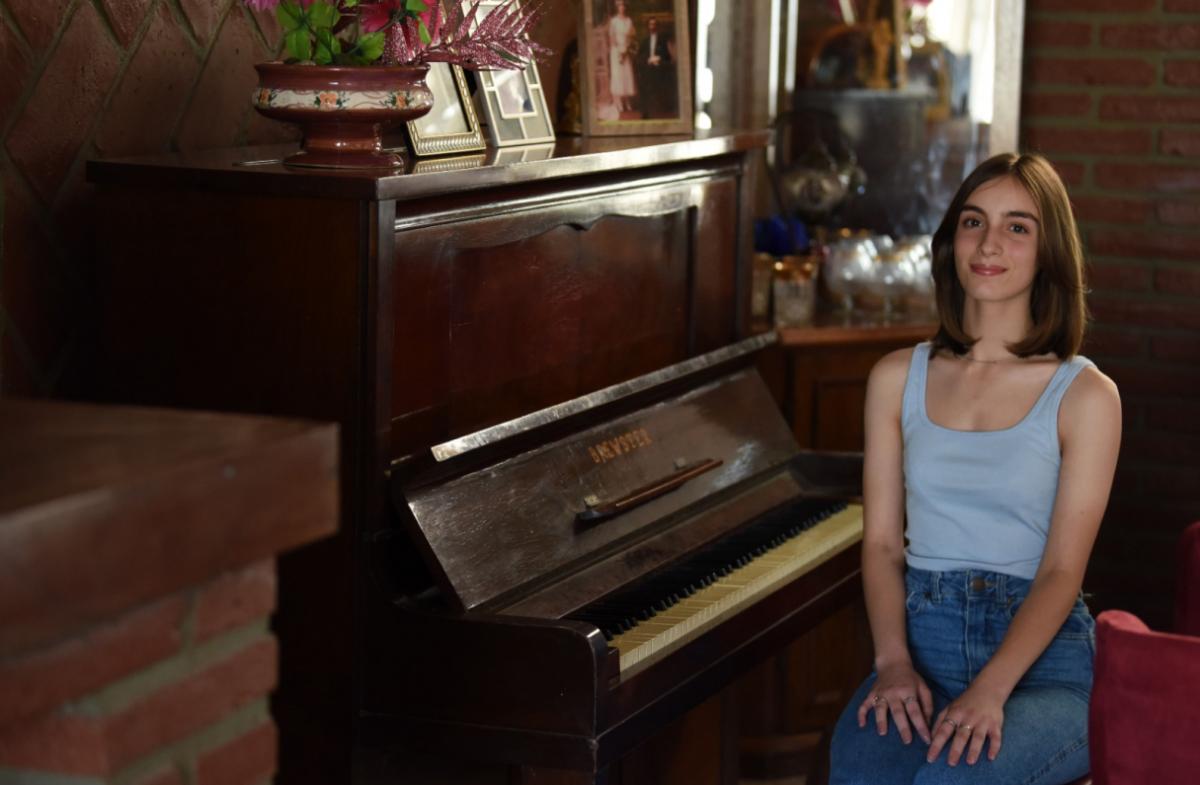 FELIZ. Marisol posa junto al piano en su casa. LA GACETA / FOTO DE DIEGO ARÁOZ