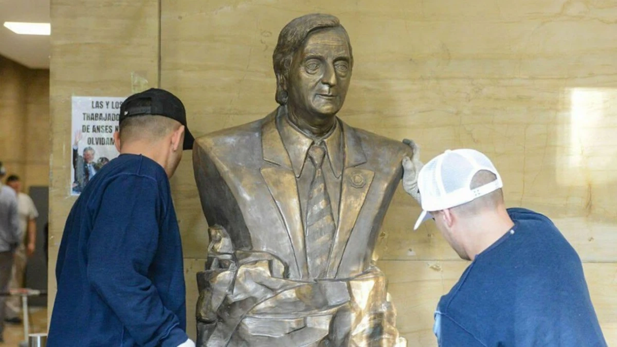 El busto de Néstor Kirchner, en Anses.