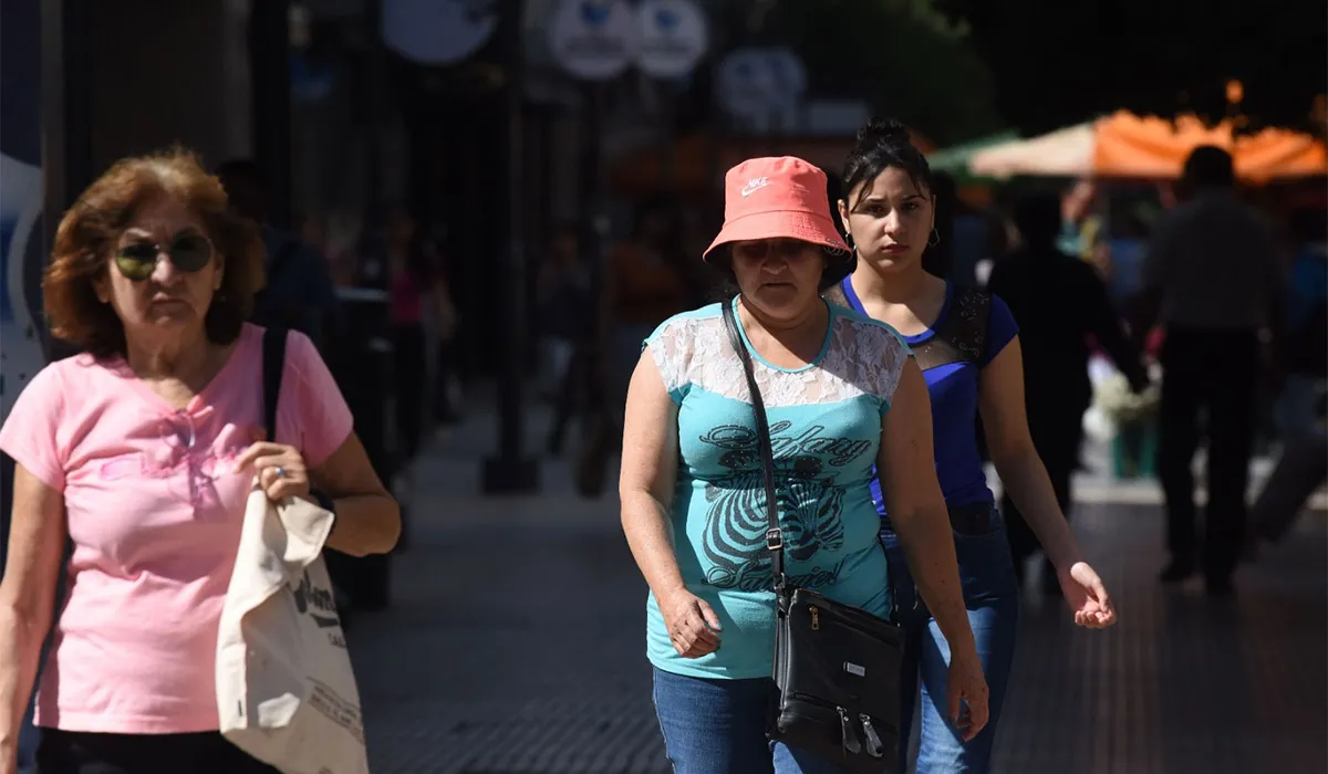 CALIENTE. Las tucumanas y los tucumanos deberán atravesar el viernes y el sábado con temperaturas agobiantes.