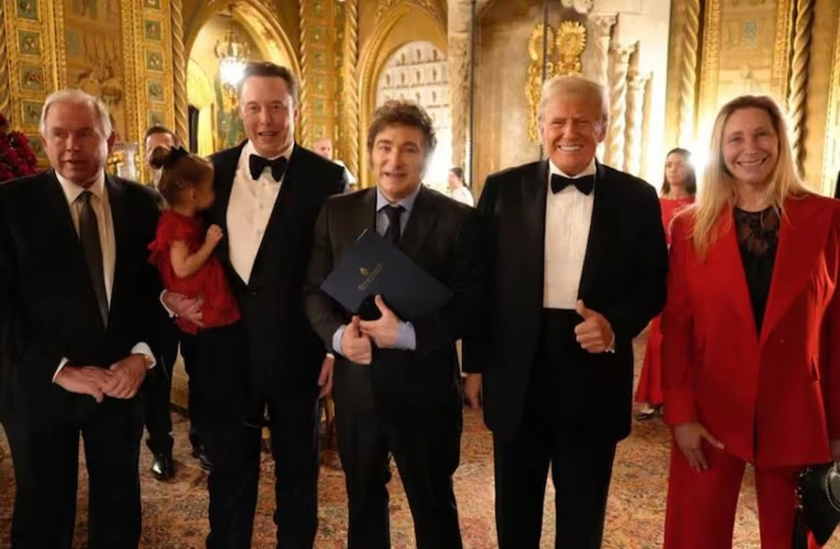 Donald Trump con Javier Milei y la comitiva argentina.