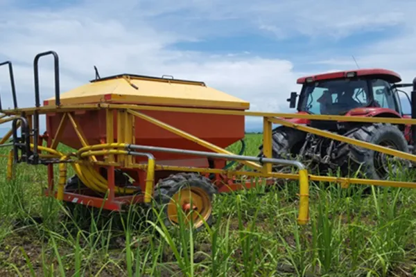 En algunos lotes cañeros de la provincia, la tarea de fertilización ya avanza a pleno ritmo