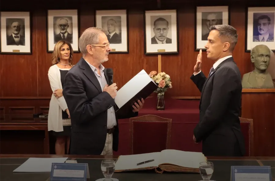 El rector Sergio Pagani le toma juramento a Ariel Apichela.