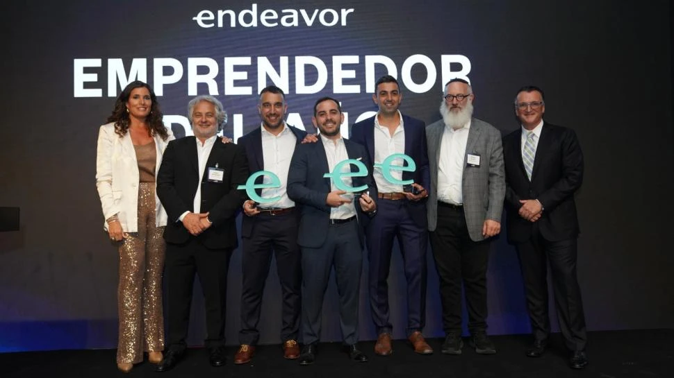 LÍDERES. María Julia Bearzi (Endevor), Guibert Englebienne (Globant), Hernán Corral, Juan Fantoni y Gastón Irigoyen(Pomelo); Eduardo Elsztain (IRSA) y Martín Migoya (Globant y presidente de Endeavor).