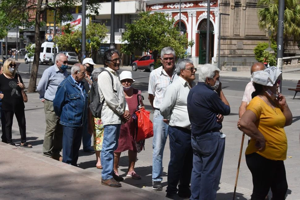 LA MÍNIMA. Las jubilaciones no perderán frente a la inflación en los próximos meses, pero están lejos de recuperar el poder adquisitivo, según el CEPA.