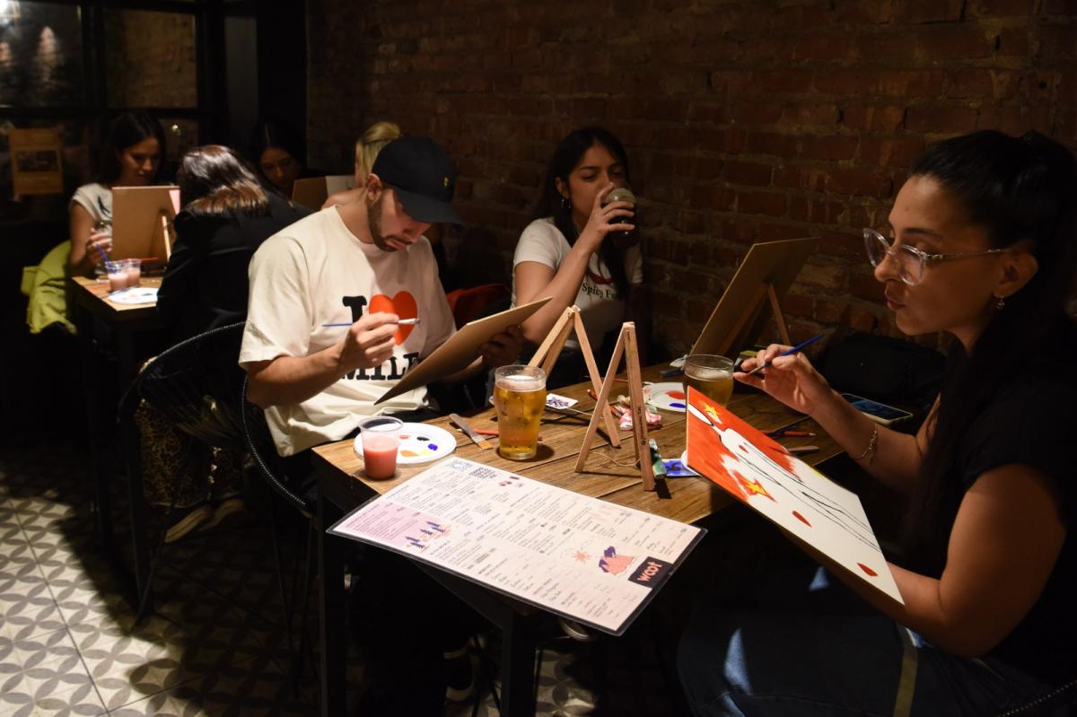 AMIGOS. Los jóvenes eligen volver a hacer la actividad varias veces.