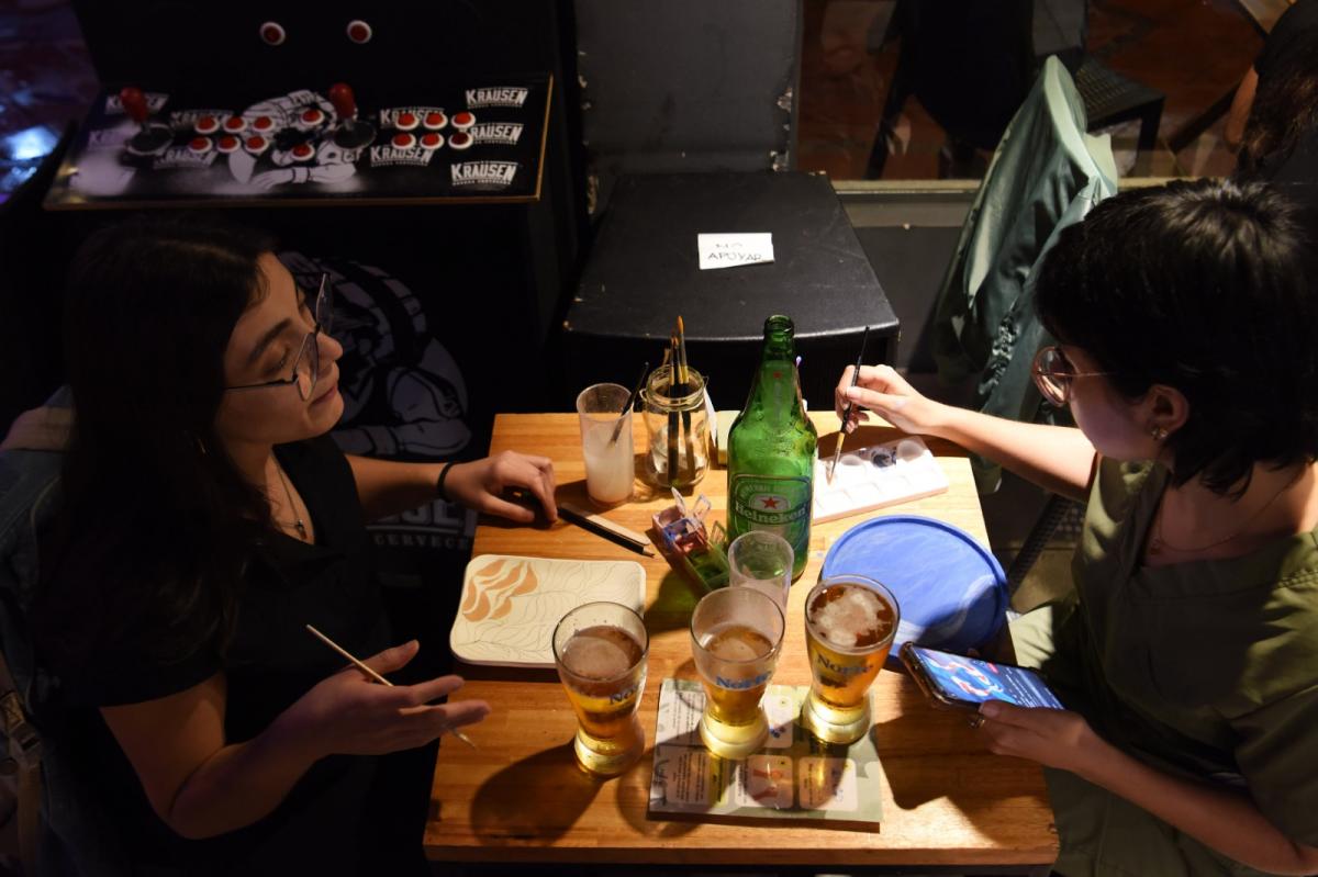 CREATIVIDAD LIBRE. Los asistentes suelen seguir consignas que brindan las talleristas en tarjetones o piensan sus propias ideas para plasmar.