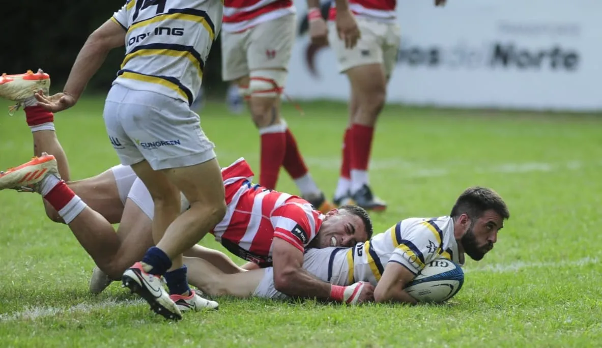 INOLVIDABLE: López Islas se arroja al ingoal rival para anotar el único try de Lawn Tennis en la final.