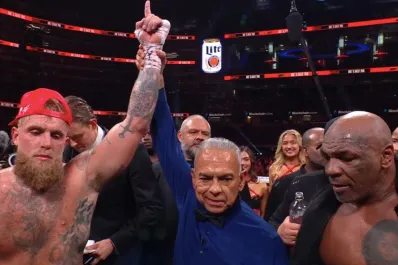 El youtuber Jake Paul derrotó a Mike Tyson en la pelea más mediática y millonaria del año