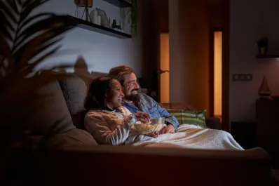 Los sorprendentes beneficios psicológicos de mirar siempre la misma serie de televisión