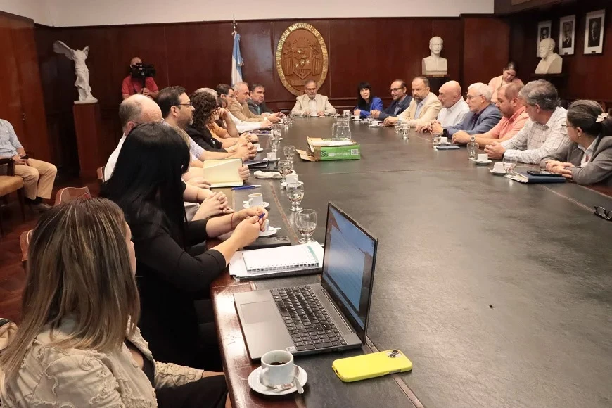 REUNIÓN. En la sala Terán del Rectorado y con la presencia de Sergio Pagani, estuvieron referentes del Conicet, INTI, INTA, IDEP, UTN, Unsta, USP-T. 