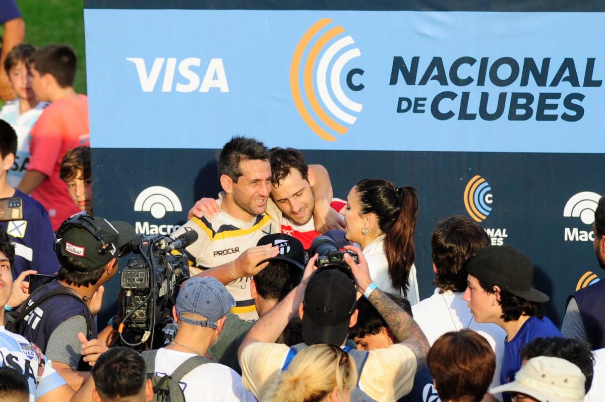 El emotivo reencuentro de dos ex Pumas: Nicolás Sánchez intercambió camisetas con Santiago González Iglesias