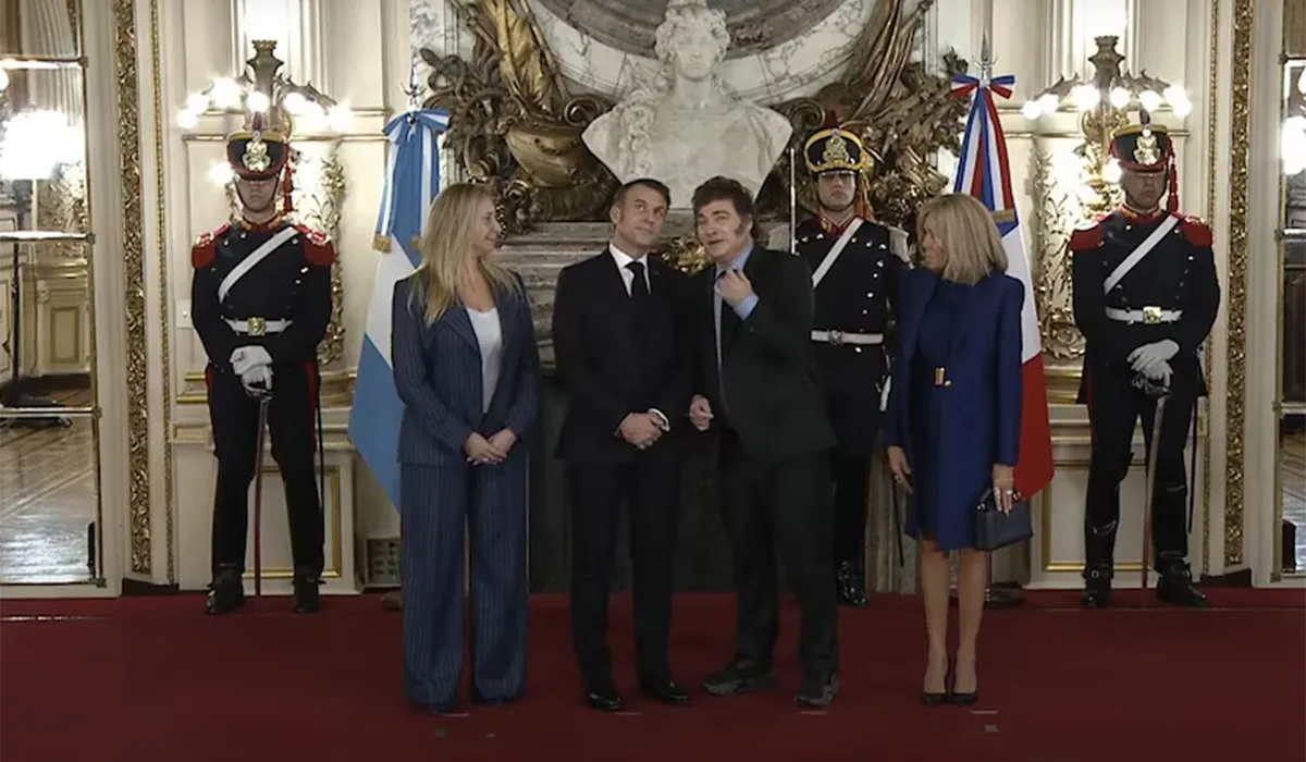 LA FOTO. Karina Milei, Emmanuel Macron, Javier Milei y Brigitte Macron posaron para la imagen protocolar del encuentro.