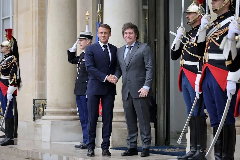 DEVOLUCIÓN DE GENTILEZAS. Macron y Milei ya estuvieron reunidos en París. Hoy lo harán en Buenos Aires. AFP.