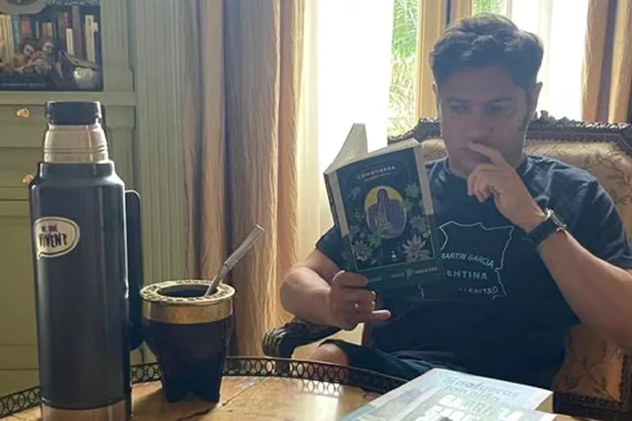 Kicillof se mostró leyendo “Cometierra”, el libro que Villarruel tildó de “degradante e inmoral”