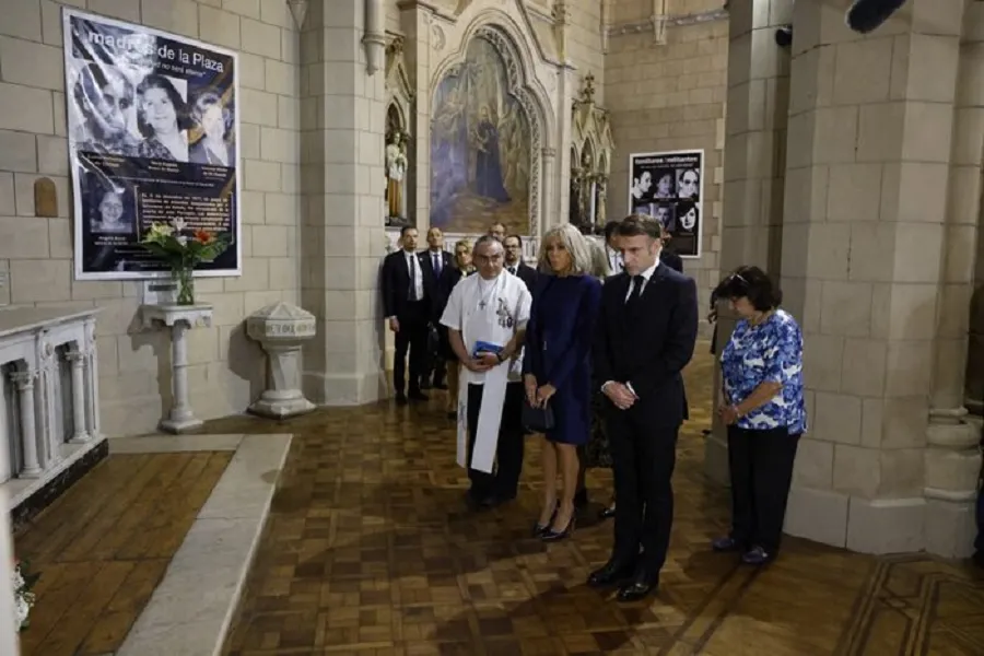 Macron rindió homenajeó en la Iglesia de la Santa Cruz a los desaparecidos