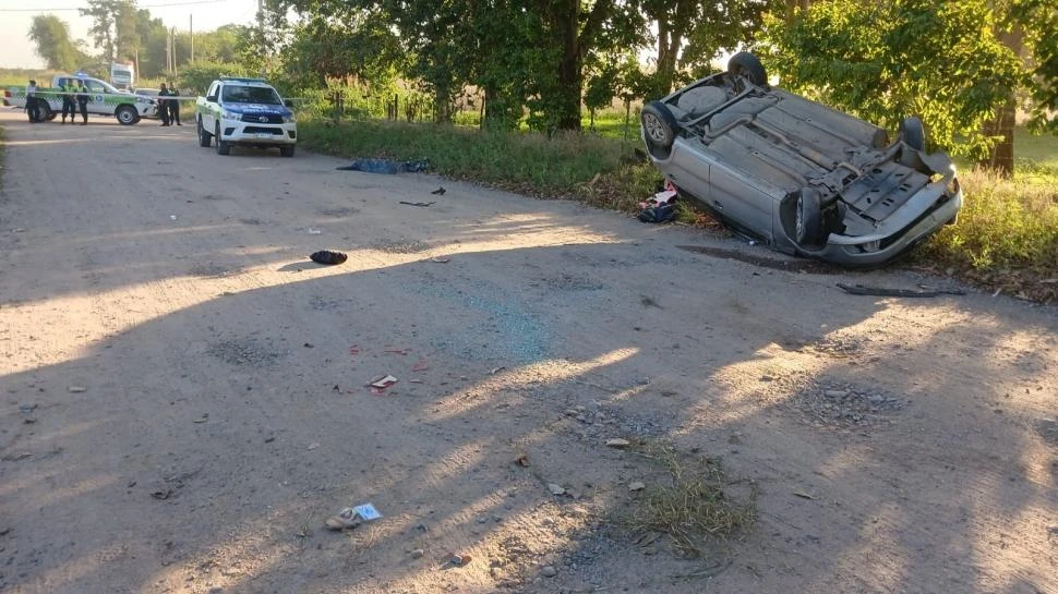 EL LUGAR DEL HECHO. El automóvil, un Gol Trend, quedó dado vuelta. El conductor salió despedido del vehículo y falleció casi en el acto.