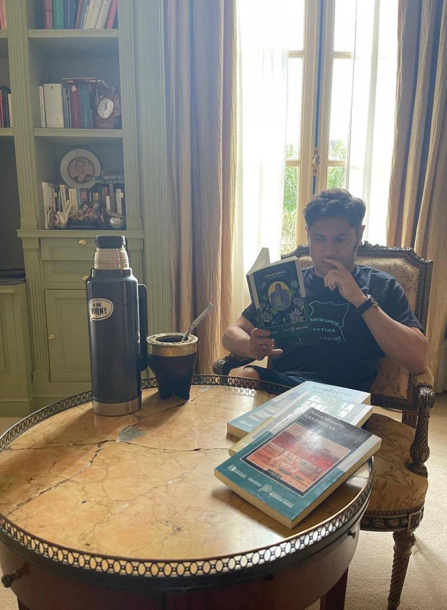 Villarruel cruzó a Kicillof por sacarse una foto leyendo el libro Cometierra