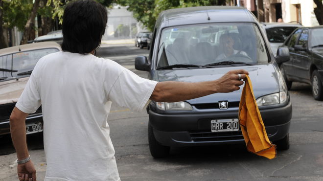 Cuidacoches proponen un estacionamiento medido “solidario”