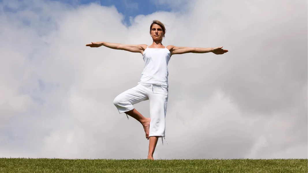 Diferentes disciplinas estimulan el equilibrio como parte de una actividad saludable.