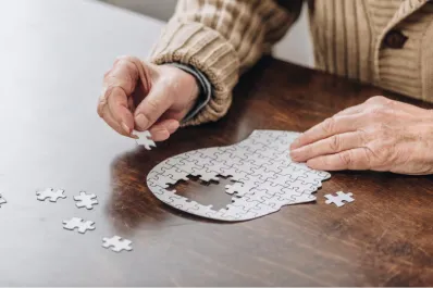 ¿A qué edad se manifiesta el Alzheimer? Señales para una detección precoz