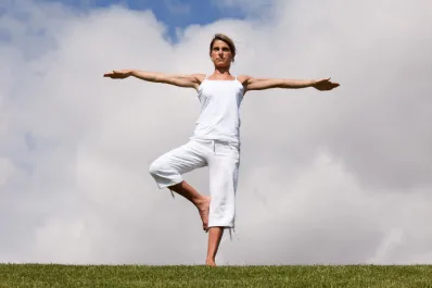 ¿Tu equilibrio predice tu salud?: lo que revela la prueba de estar de pie en una pierna