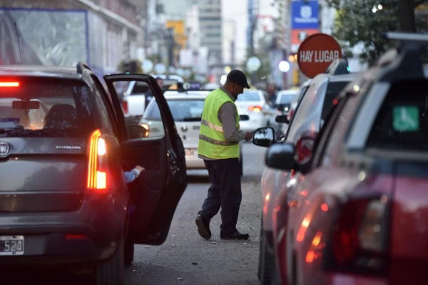 Cuidacoches proponen un estacionamiento medido “solidario”