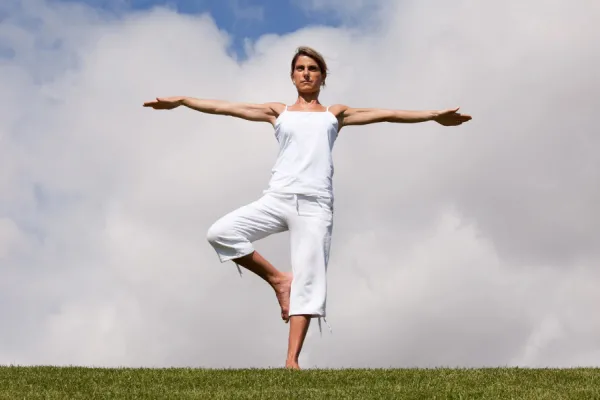 ¿Tu equilibrio predice tu salud?: lo que revela la prueba de estar de pie en una pierna