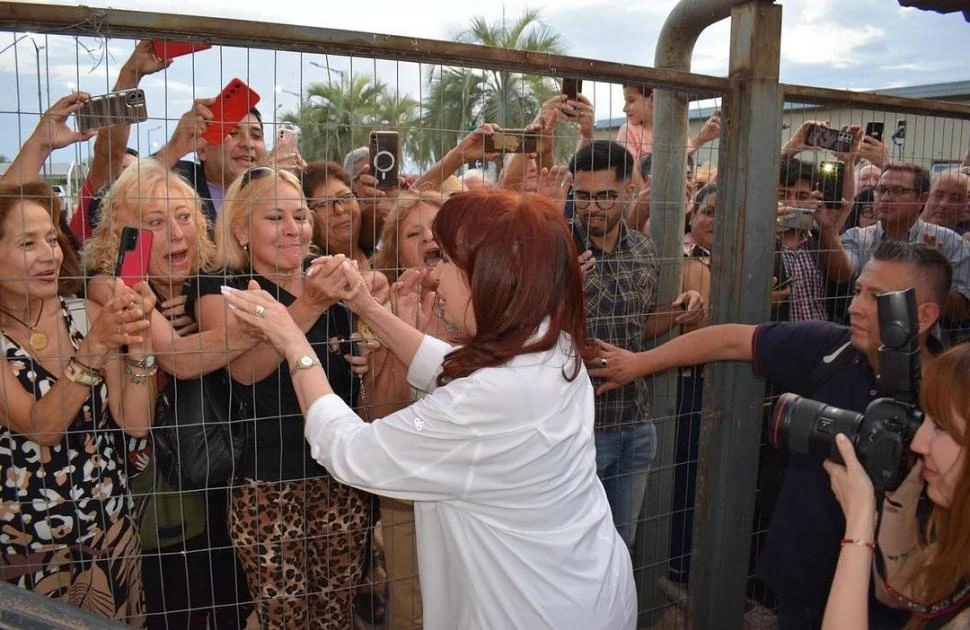 EN SANTIAGO DEL ESTERO. Cristina Fernández saludó a las personas que se concentraron afuera del estadio de Quimsa.