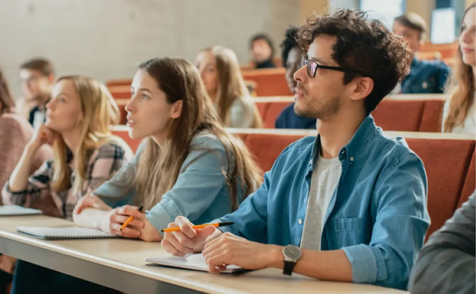 Las becas comprenden transporte, alimentación, albergue y hasta conectividad.