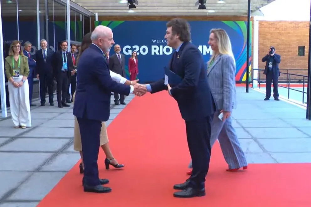 Saludo entre Lula da Silva y Javier Milei. FOTO X