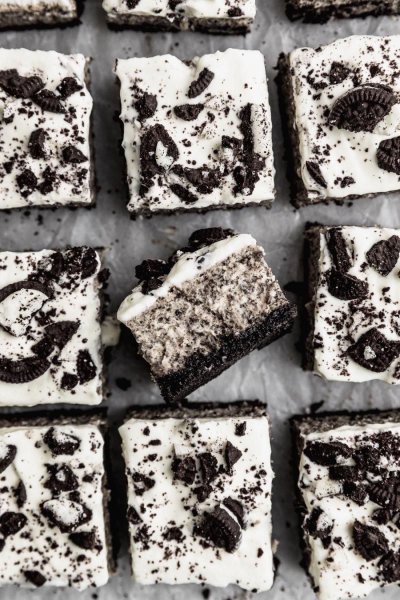 Las barritas de cheesecake de Oreo pueden servirse en fiestas, cumpleaños o en la merienda.