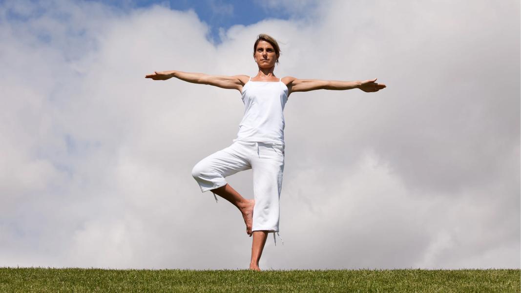 Diferentes disciplinas estimulan el equilibrio como parte de una actividad saludable.